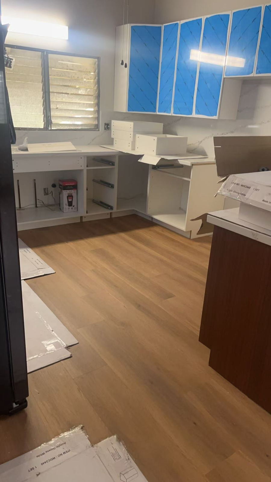 卫生间 with waterproof vinyl plank flooring